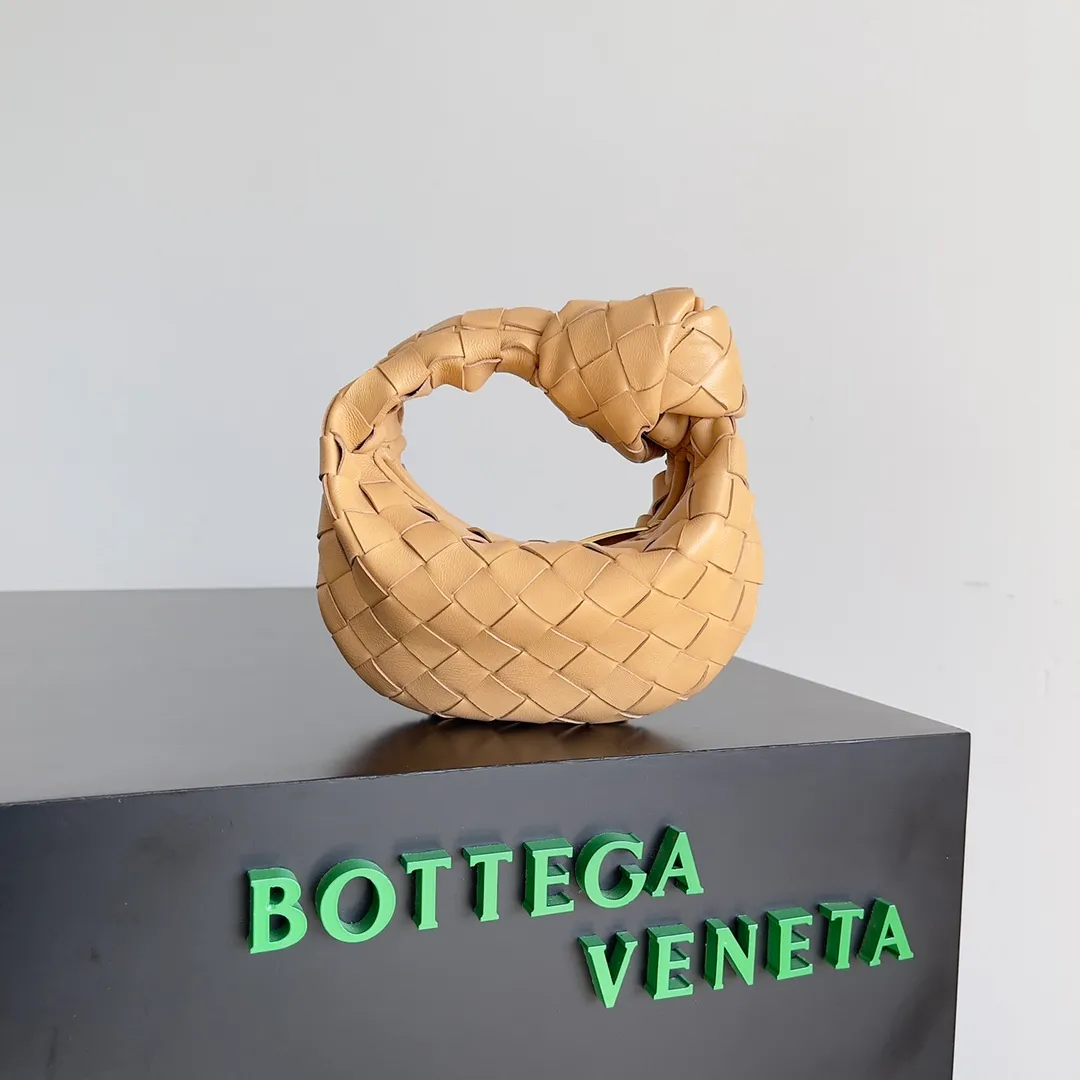 Batch 1080 BV super mini JODIE handbag, dumpling bag, braided knotted bag, simple, fashionable and super cute🍒Every color is high-end. It is a smaller version of the original mini version🤣It can only hold cuteness🍓🍓The upper body is fashionable and romantic. The fashionable bags created by Daniel Lee are really more and more favored by street experts. Style number: 730828 Size: 17*16*6.5